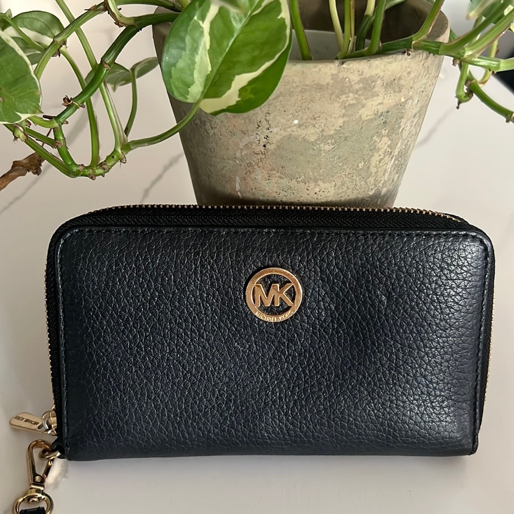 Michael Kors jet set smart phone wristlet